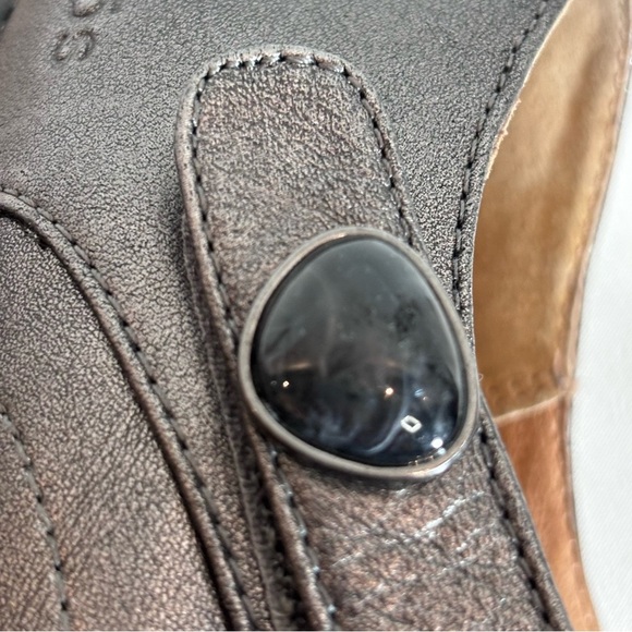 TAOS Sz 9 Samba Velcro Closure Low Heel Rounded Toe Metallic Sandals Shoes - Picture 7 of 10